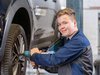 Autohaus Lorenzen – Werkstatt – Arbeit an den Reifen eines Autos
