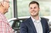 Autohaus Lorenzen – Beratungssituation mit Verkäufer und Kunde neben einem Auto