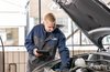 Autohaus Lorenzen – Werkstatt – Motorprüfung – Blick auf den Motor in der Motorhaube