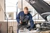 Autohaus Lorenzen – Werkstatt – Motorprüfung – Blick auf den Motor in der Motorhaube
