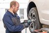 Autohaus Lorenzen – Werkstatt – Arbeit an den Reifen eines Autos