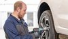 Autohaus Lorenzen – Werkstatt – Arbeit an den Reifen eines Autos