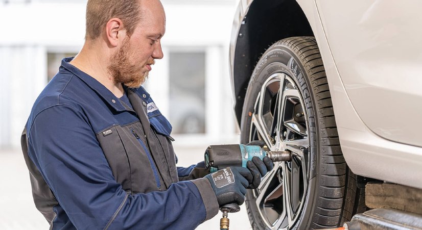 Autohaus Lorenzen – Werkstatt – Arbeit an den Reifen eines Autos
